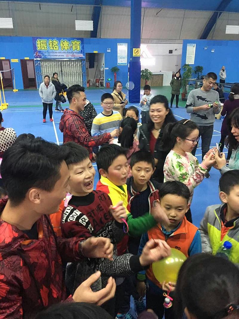 活动-让孩子在繁忙的学业中抽一点时间出来锻炼么，羽毛球篮球试听课可以约了！