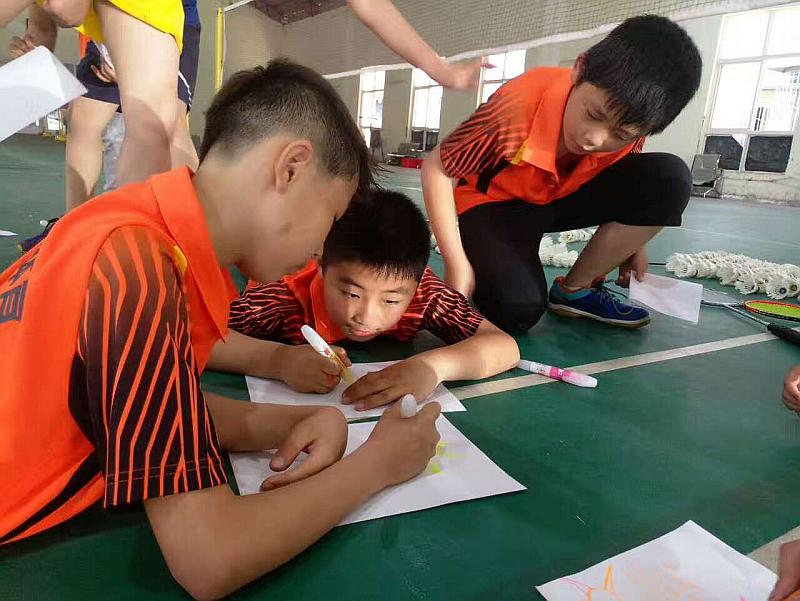 活动-让孩子在繁忙的学业中抽一点时间出来锻炼么，羽毛球篮球试听课可以约了！
