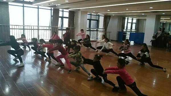 活动-98元10课时少儿街舞爵士舞入门体验班抢购中